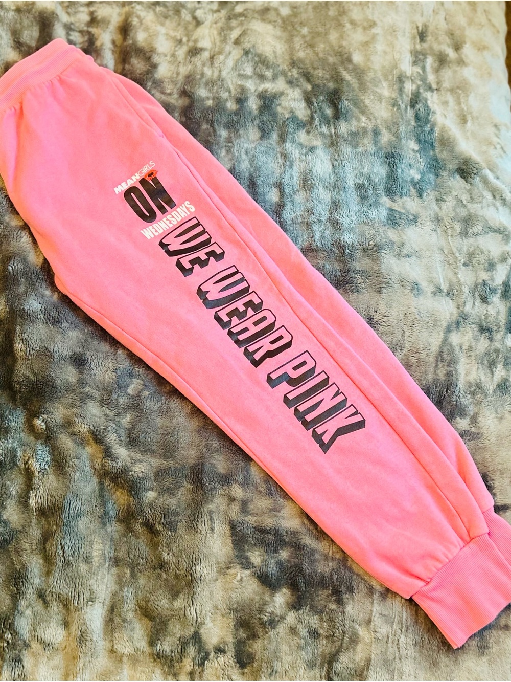 Mean Girls' Pink 'On Wednesdays  We Wear Pink' Sweat Pants Size M Y2K